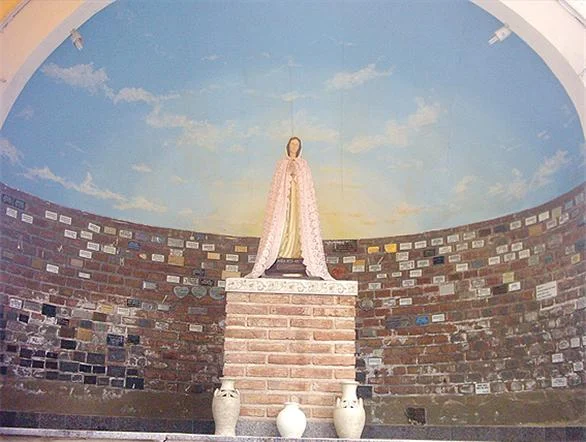 Gruta de la virgen María Rosa Mística